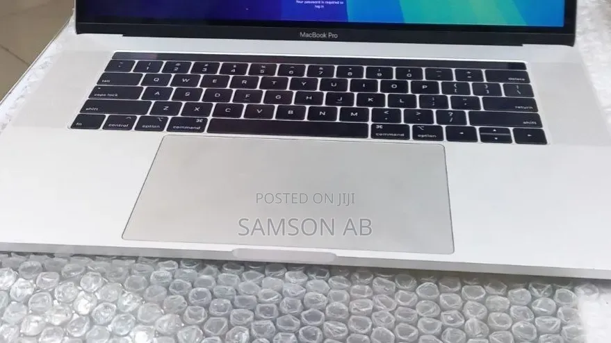 New Laptop Apple MacBook Pro 2019 16GB Intel Core i7 SSD 256GB