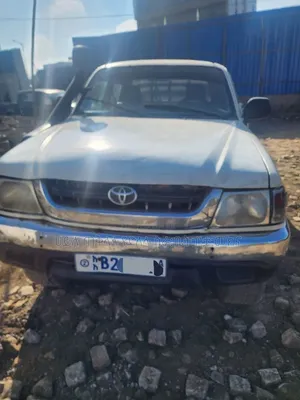 Toyota Hilux 2000 Ivory