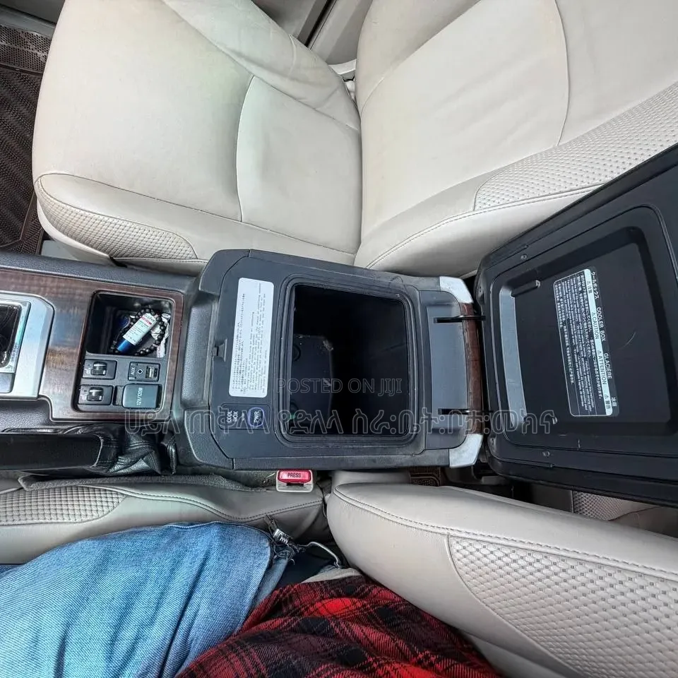 Toyota Land Cruiser Prado 2011 Off white