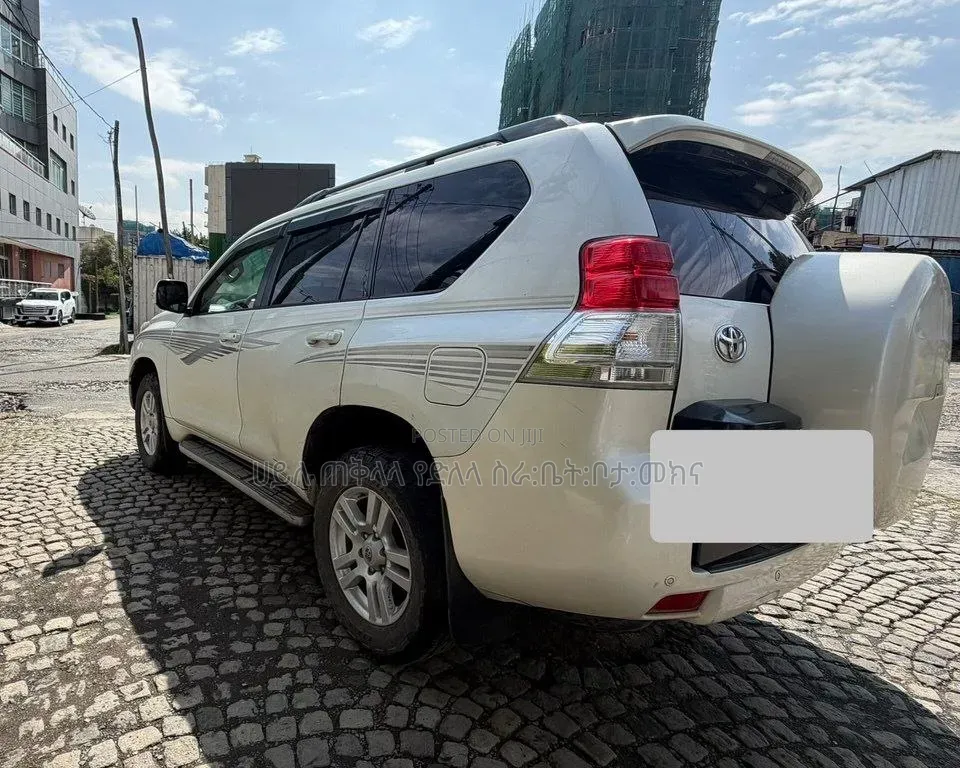 Toyota Land Cruiser Prado 2011 Off white