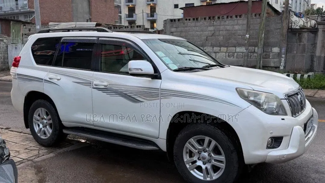 Toyota Land Cruiser Prado 2011 Off white