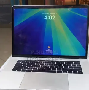 New Laptop Apple MacBook Pro 2018 8GB Intel Core i7 SSD 256GB