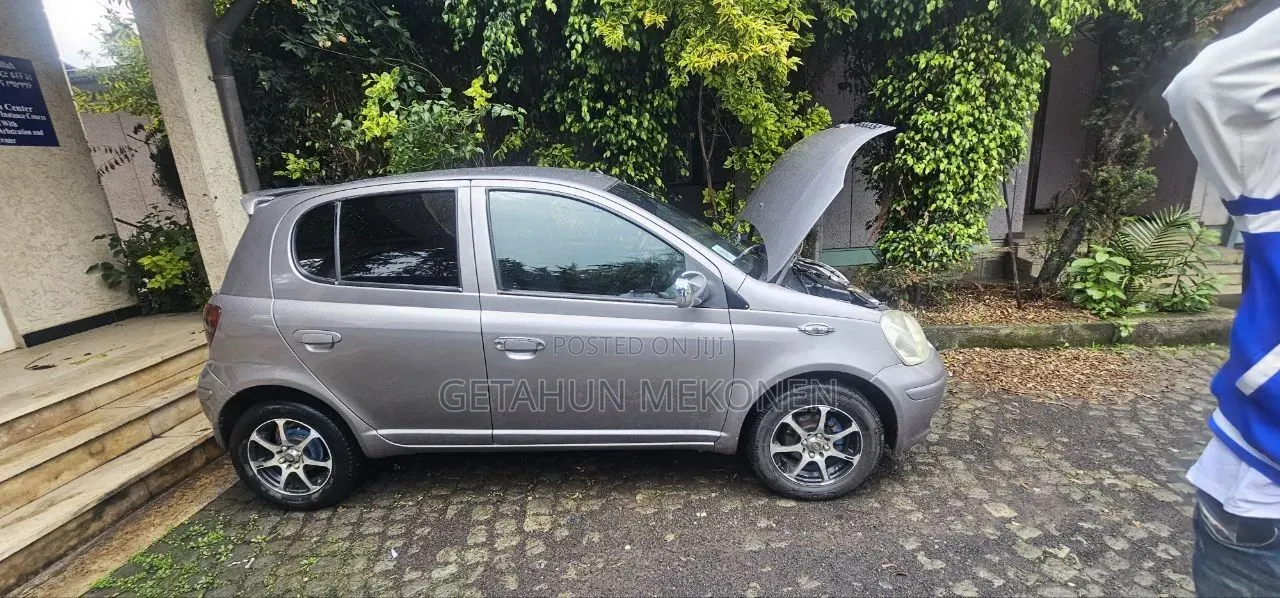 Toyota Vitz 2002 Silver