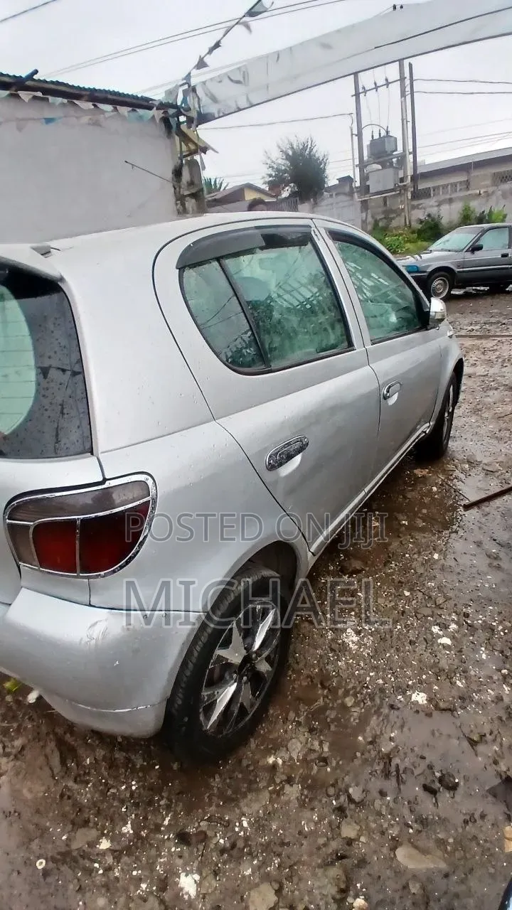 Toyota Vitz 2001 Silver
