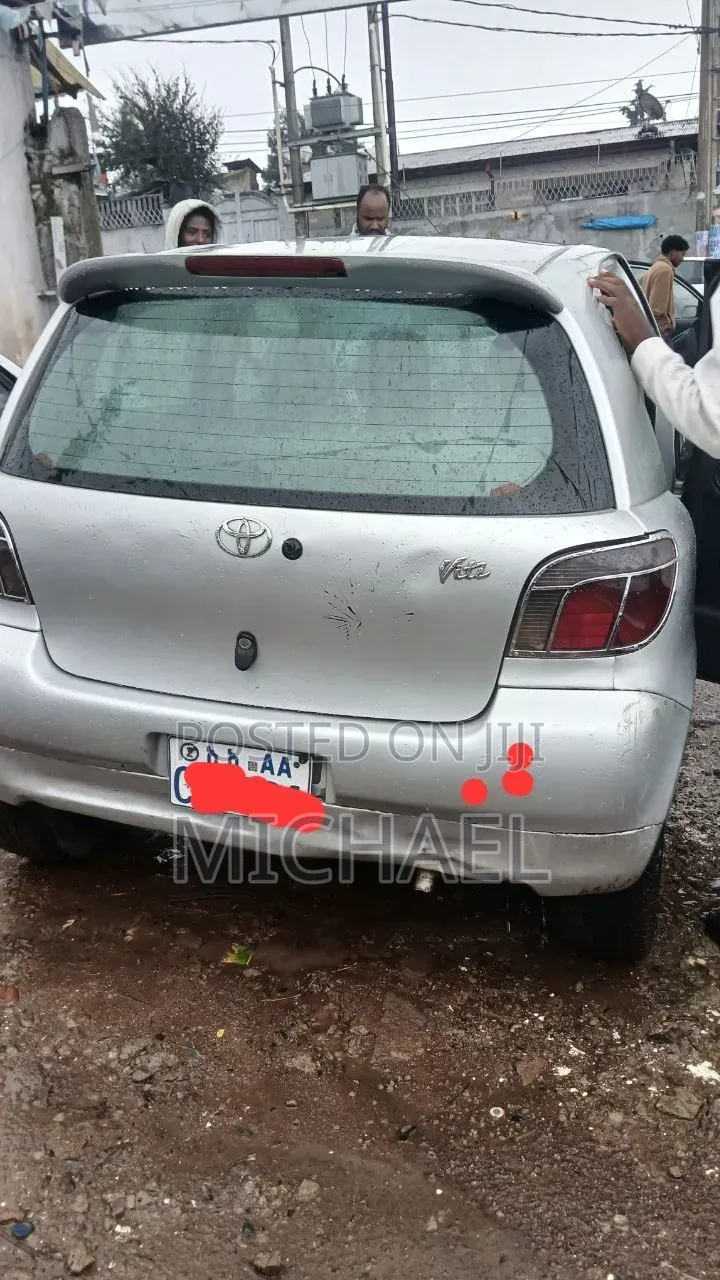 Toyota Vitz 2001 Silver