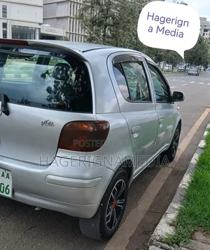 Toyota Vitz 2002 Silver