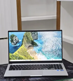 New Laptop Samsung Galaxy Book4 16GB Intel Core 7 SSD 512GB