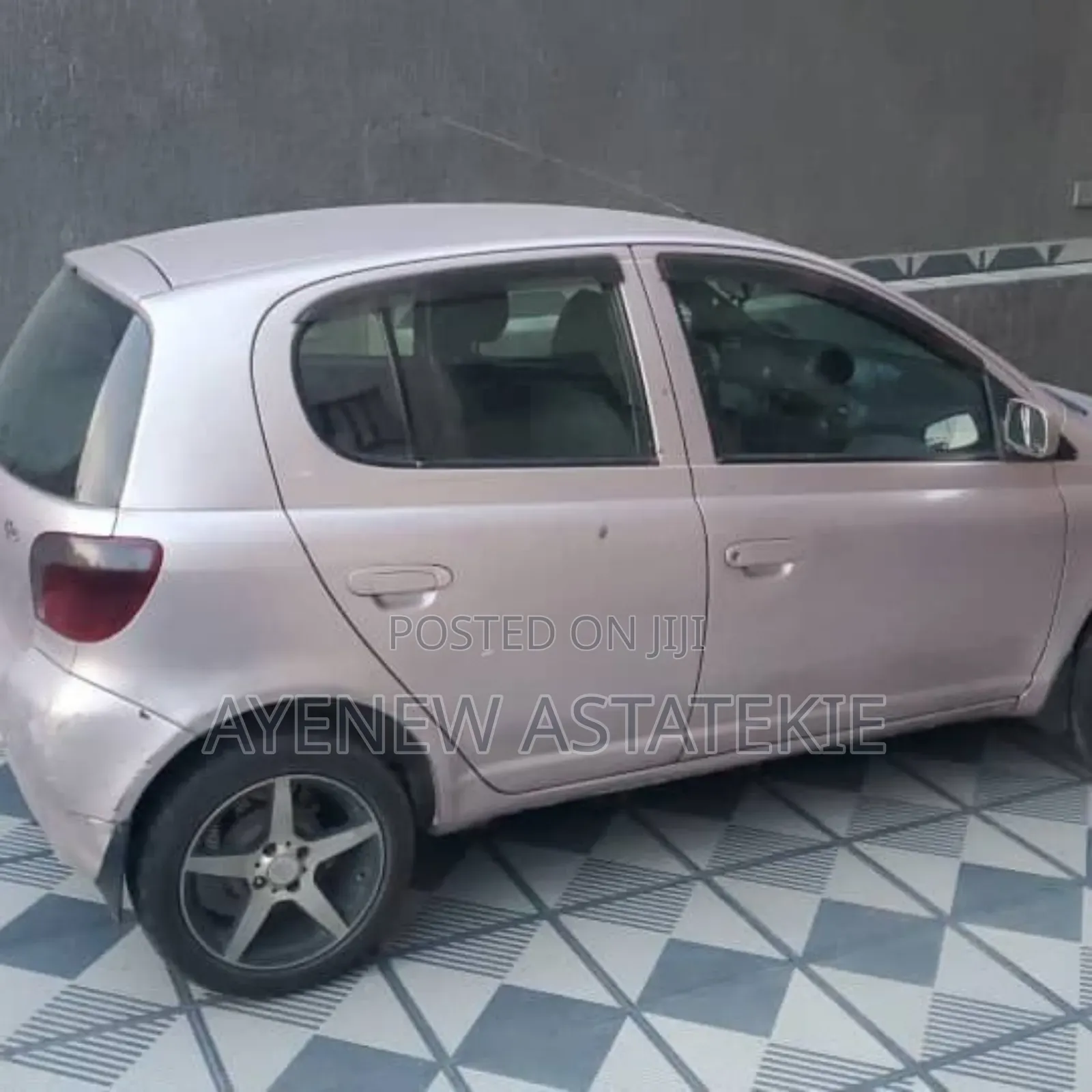 Toyota Vitz 2000 Pink