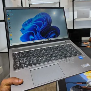 New Laptop HP ZBook Firefly G8 16GB Intel Core i7 SSD 512GB