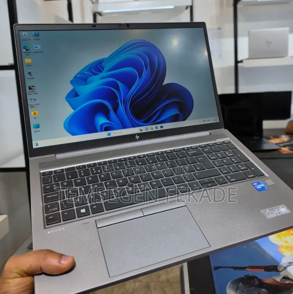New Laptop HP ZBook Firefly G8 16GB Intel Core i7 SSD 512GB