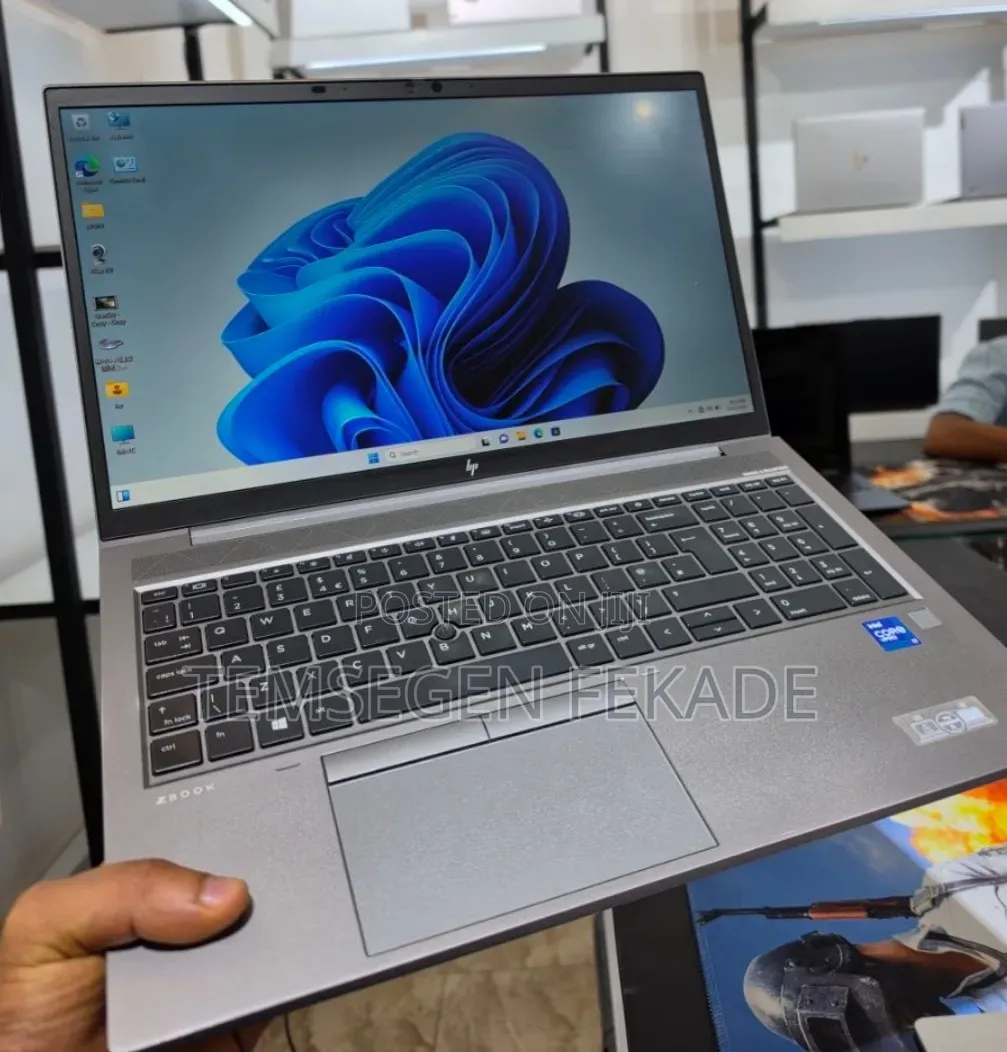 New Laptop HP ZBook Firefly G8 16GB Intel Core i7 SSD 512GB
