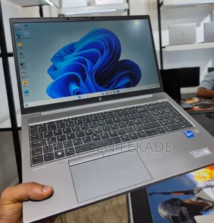New Laptop HP ZBook Firefly G8 16GB Intel Core i7 SSD 512GB