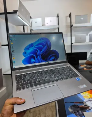 New Laptop HP ZBook Firefly G8 16GB Intel Core i7 SSD 512GB