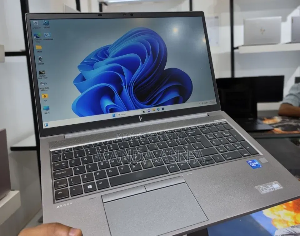 New Laptop HP ZBook Firefly G8 16GB Intel Core i7 SSD 512GB