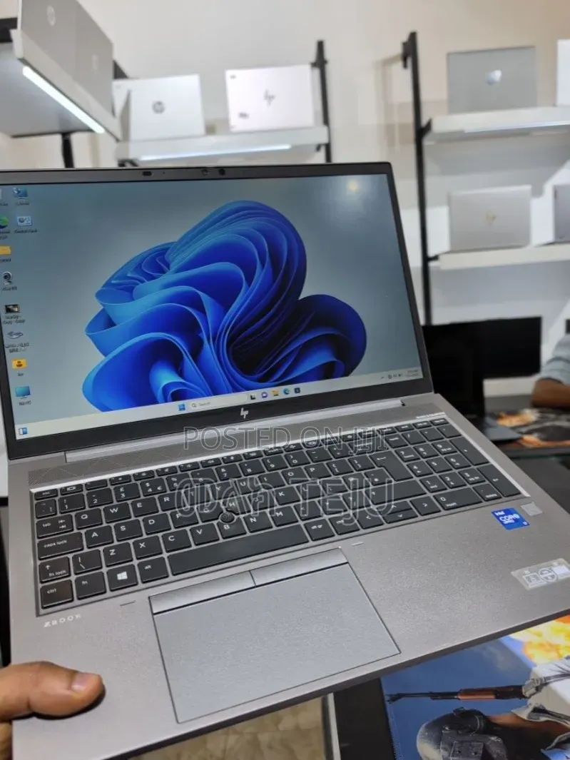 New Laptop HP ZBook Firefly G8 16GB Intel Core i7 SSD 512GB