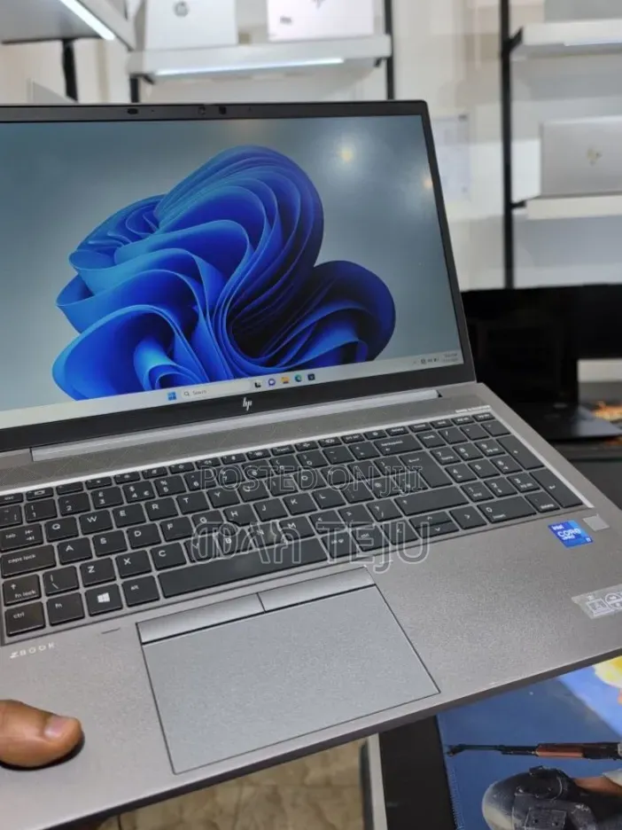 New Laptop HP ZBook Firefly G8 16GB Intel Core i7 SSD 512GB