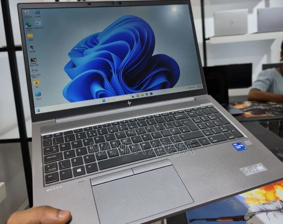 New Laptop HP ZBook Firefly G8 16GB Intel Core i7 SSD 512GB