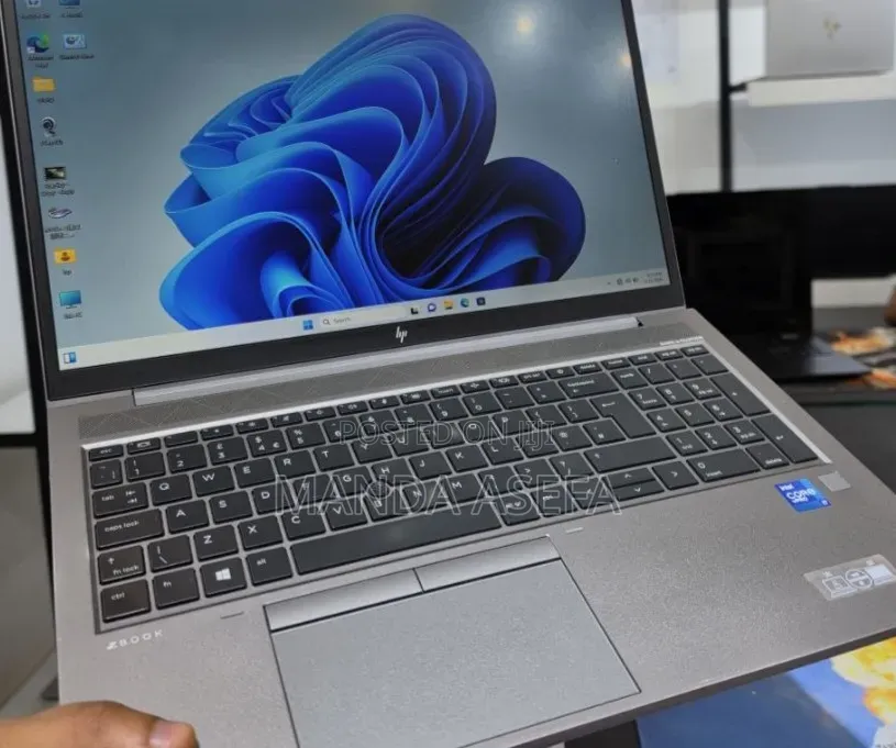 New Laptop HP ZBook Firefly G8 16GB Intel Core i7 SSD 512GB