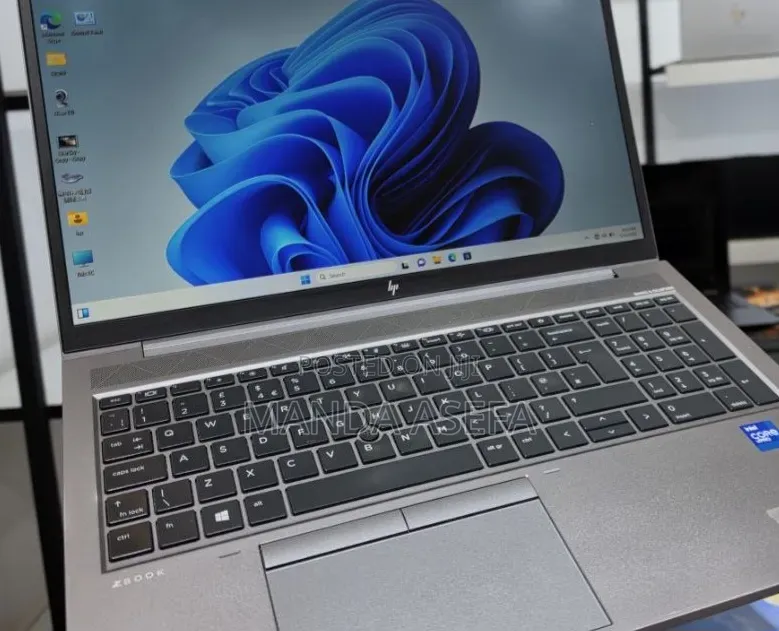 New Laptop HP ZBook Firefly G8 16GB Intel Core i7 SSD 512GB