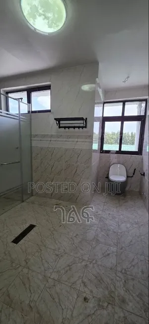 8bdrm House in በአስችኳይ የሚሸጥ 180 ካሬ , Bole for sale