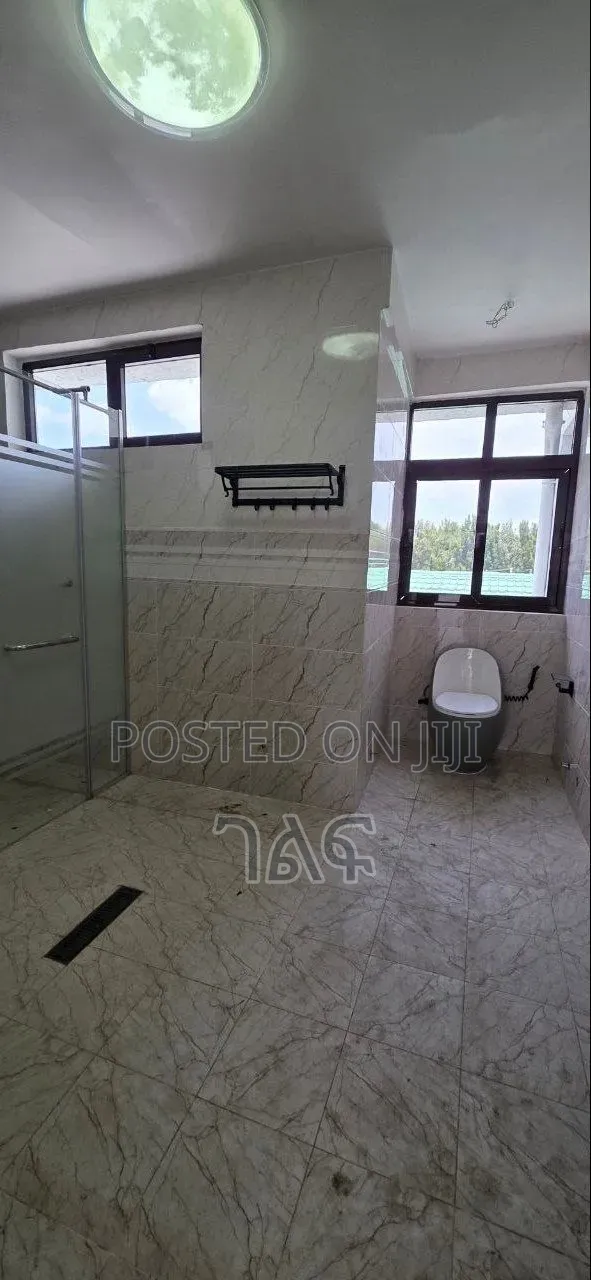 8bdrm House in በአስችኳይ የሚሸጥ 180 ካሬ , Bole for sale