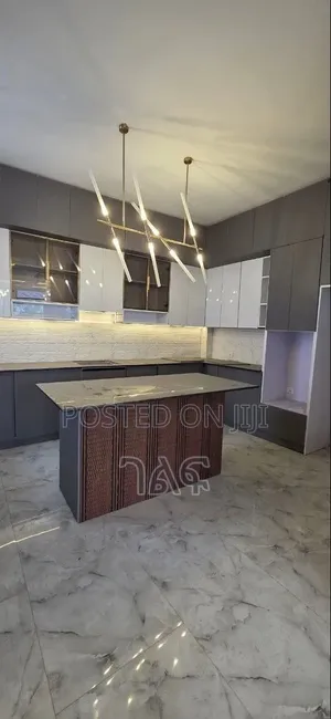 8bdrm House in በአስችኳይ የሚሸጥ 180 ካሬ , Bole for sale