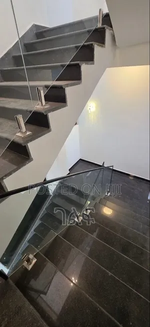 8bdrm House in በአስችኳይ የሚሸጥ 180 ካሬ , Bole for sale