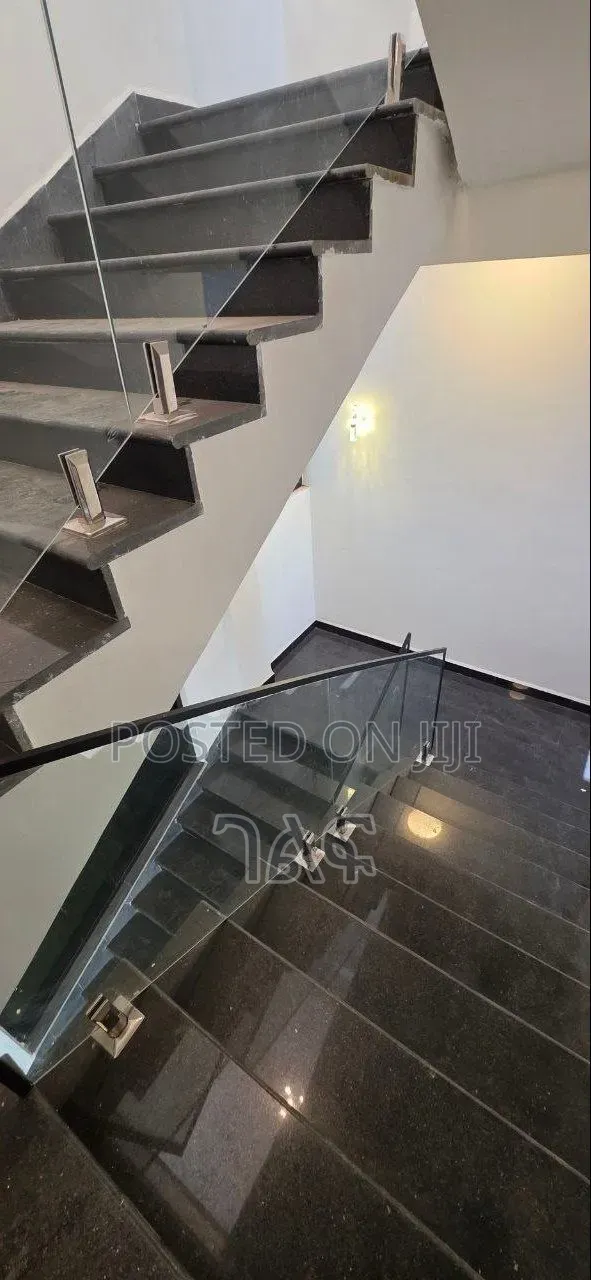 8bdrm House in በአስችኳይ የሚሸጥ 180 ካሬ , Bole for sale