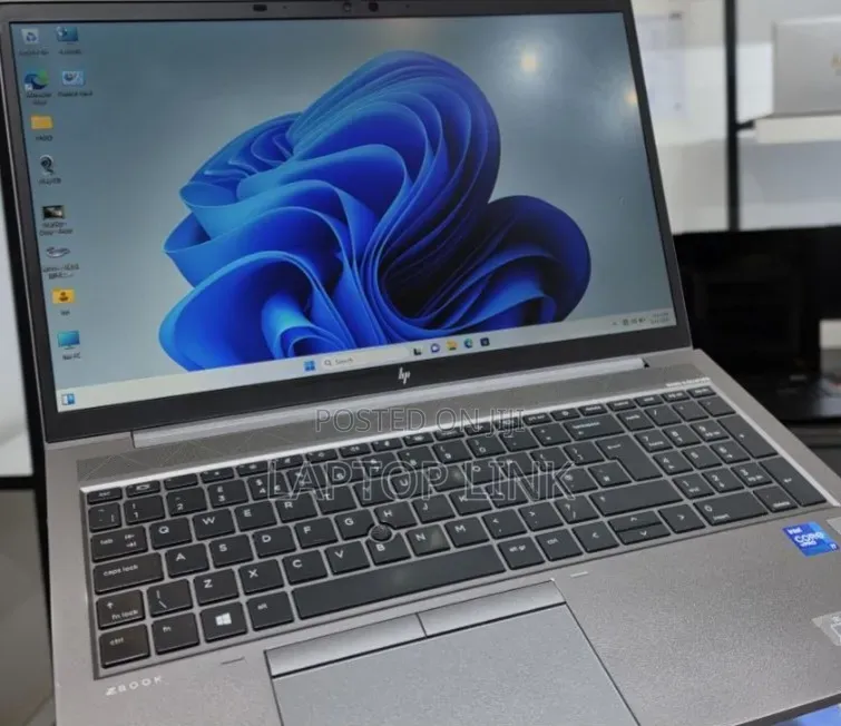 New Laptop HP ZBook Firefly G8 16GB Intel Core i7 SSD 512GB