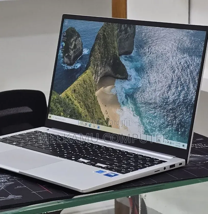 New Laptop Samsung Galaxy Book4 16GB Intel Core 7 SSD 512GB
