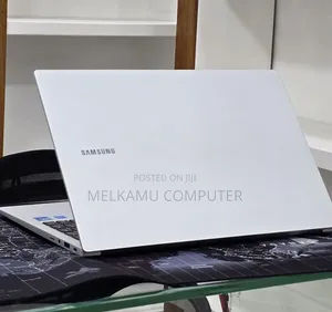 New Laptop Samsung Galaxy Book4 16GB Intel Core 7 SSD 512GB