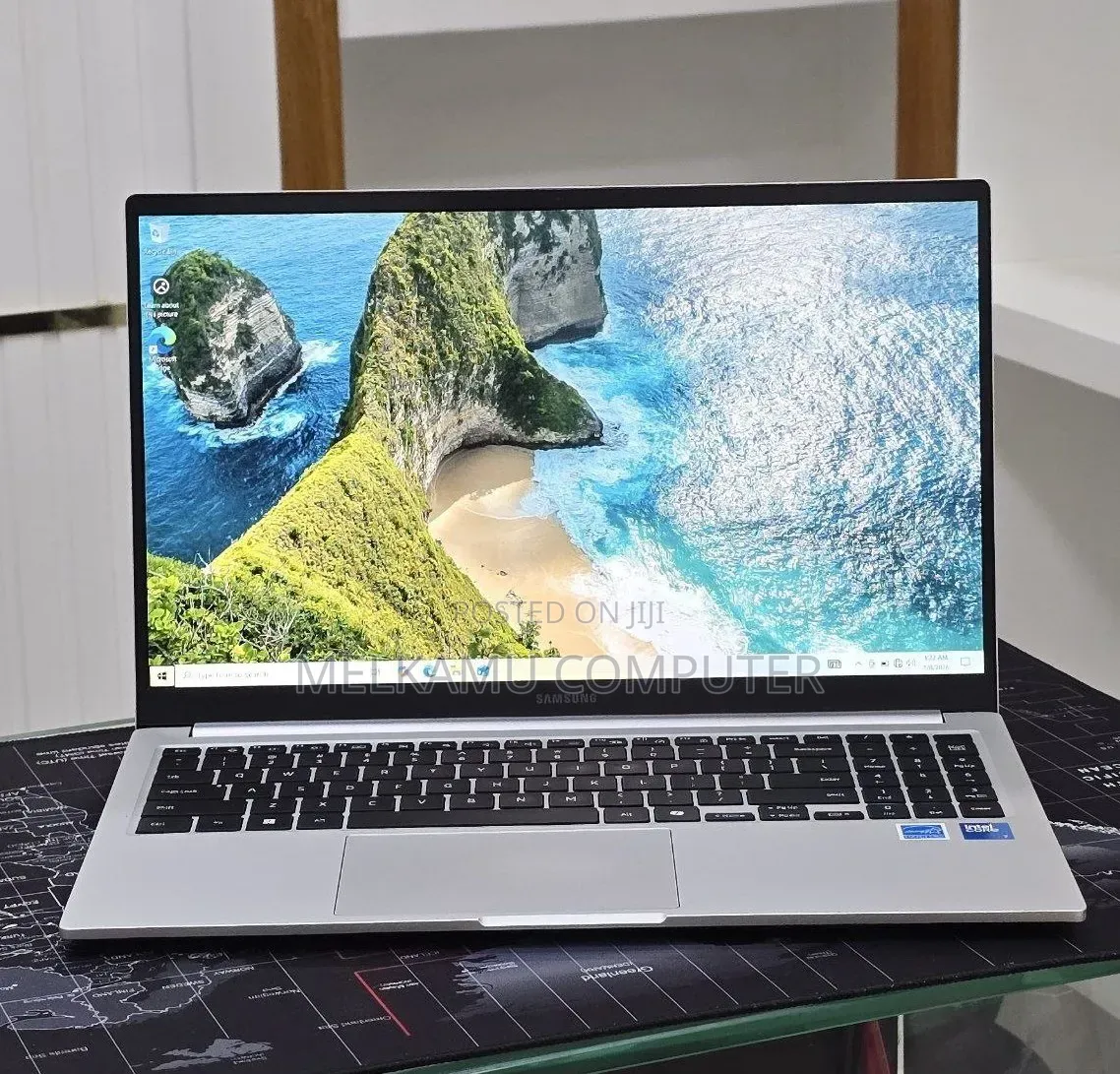 New Laptop Samsung Galaxy Book4 16GB Intel Core 7 SSD 512GB