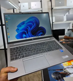 New Laptop HP ZBook Firefly G8 16GB Intel Core i7 SSD 512GB