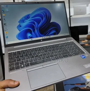 New Laptop HP ZBook Firefly G8 16GB Intel Core i7 SSD 512GB