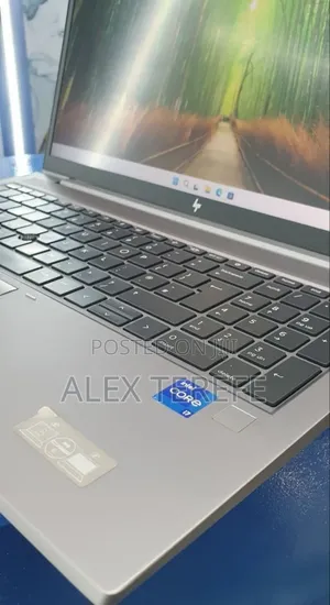 New Laptop HP ZBook Firefly G8 16GB Intel Core i7 SSD 512GB