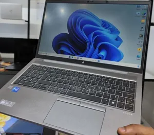 New Laptop HP ZBook Firefly G8 16GB Intel Core i7 SSD 512GB