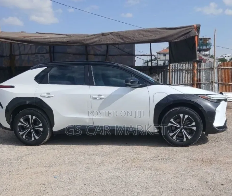 Toyota bZ4X 71.4 kWh AWD 2023 White