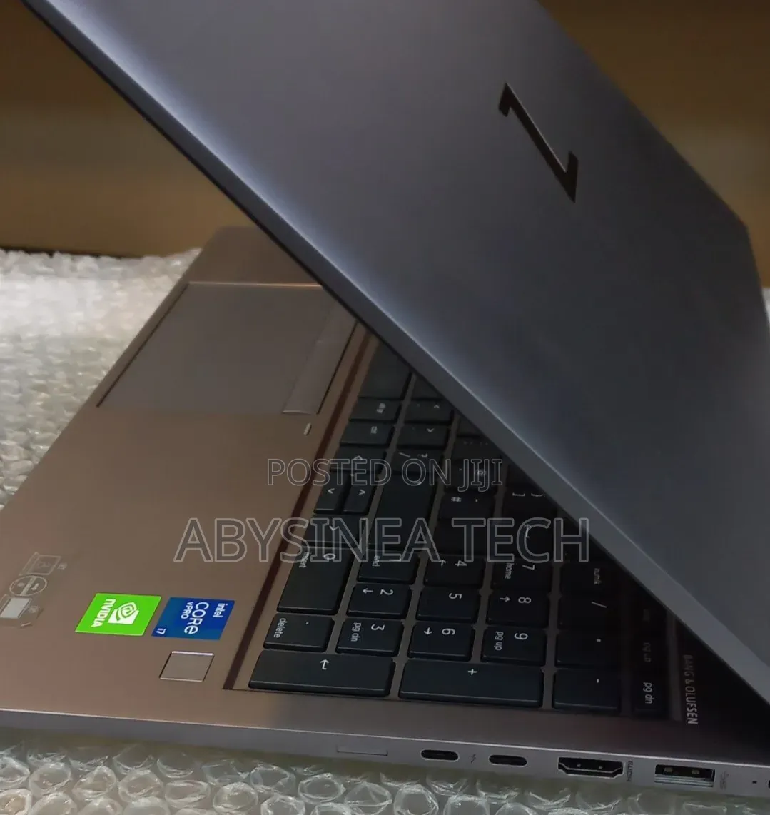 New Laptop HP ZBook Firefly G8 16GB Intel Core i9 SSD 512GB