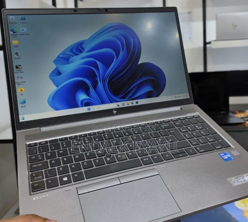 New Laptop HP ZBook Firefly G8 16GB Intel Core i7 SSD 512GB