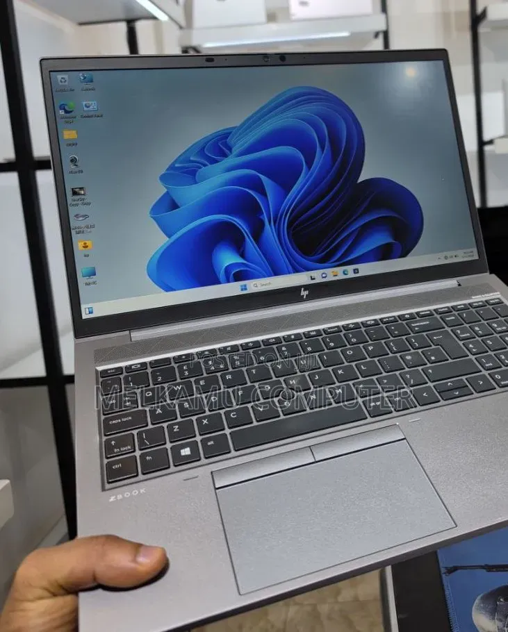 New Laptop HP ZBook Firefly G8 16GB Intel Core i7 SSD 512GB