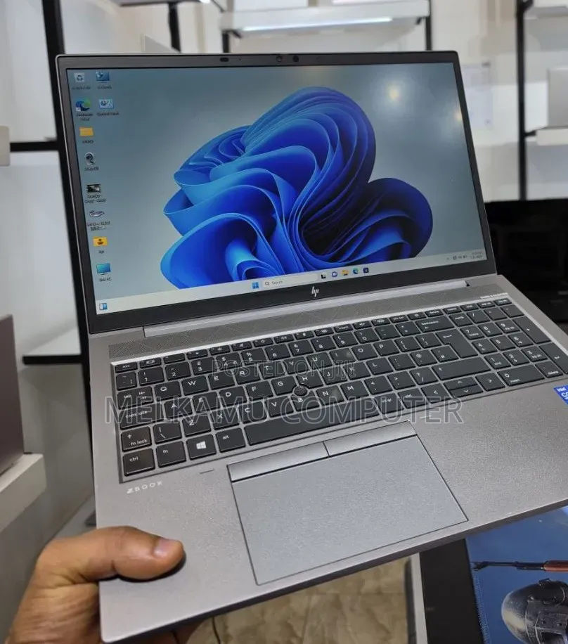 New Laptop HP ZBook Firefly G8 16GB Intel Core i7 SSD 512GB