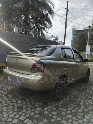 Toyota Platz 2001 Gold