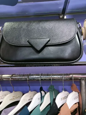 Stylish Textured Black Leather Flap Shoulder Bag / Crossbody