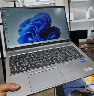 New Laptop HP ZBook Firefly G8 16GB Intel Core i7 SSD 512GB
