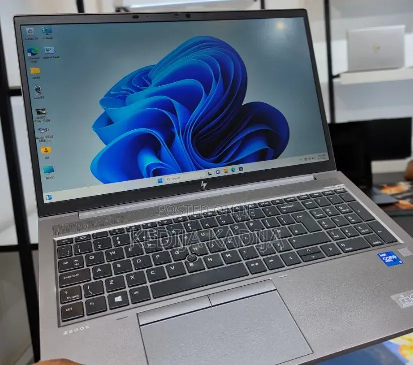 New Laptop HP ZBook Firefly G8 16GB Intel Core i7 SSD 512GB