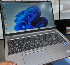 New Laptop HP ZBook Firefly G8 16GB Intel Core i7 SSD 512GB