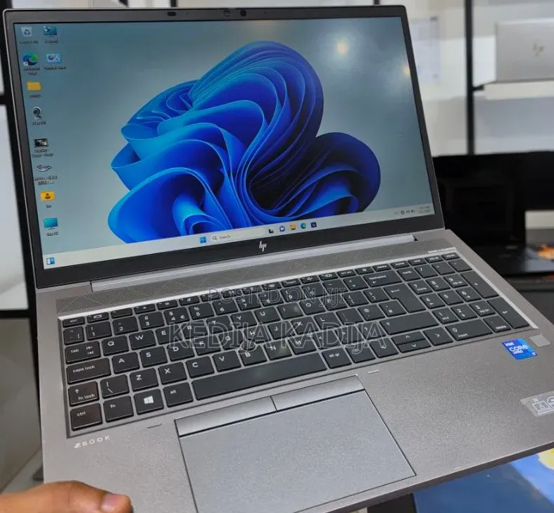 New Laptop HP ZBook Firefly G8 16GB Intel Core i7 SSD 512GB