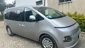 Hyundai Staria 2023 Silver