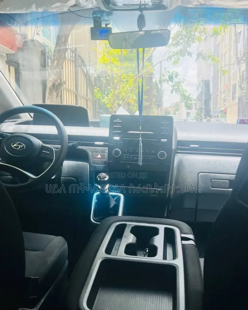Hyundai Staria 2023 Silver