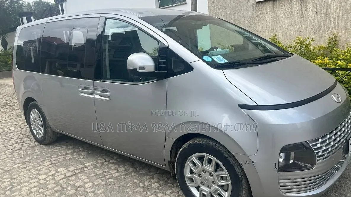 Hyundai Staria 2023 Silver